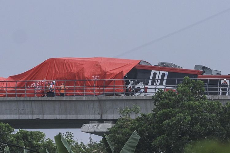 Petugas memeriksa gerbong kereta LRT yang mengalami kecelakaan di ruas Cibubur-TMII, Jakarta, Senin (25/10/2021). Dua kereta ringan lintas rel terpadu (LRT) Jabodebek mengalami kecelakaan di jalur layang ruas Cibubur-TMII pada pukul 12.30 WIB dan hingga kini masih dalam proses pemeriksaan. ANTARA FOTO/ Asprilla Dwi Adha/rwa.