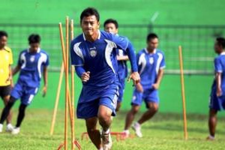 Samsul Arif (depan) dan pemain Arema Cronus lainnya berlatih di Stadion Gajayana, Selasa (5/1/2016), sebagai persiapan jelang laga pertama semifinal Piala Jenderal Sudirman melawan Mitra Kukar yang akan berlangsung Sabtu (9/1/2016).