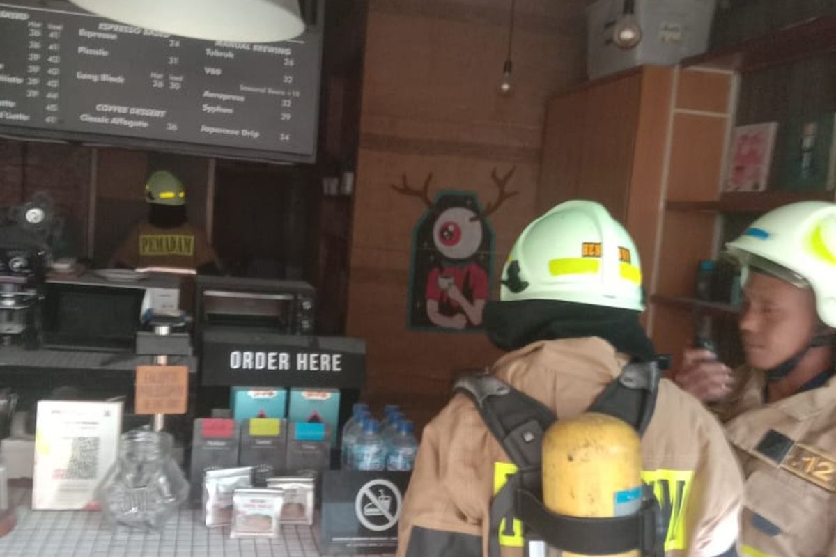 Kebakaran melanda kedai kopi bernama Filosofi Kopi di kawasan Blok M, Kebayoran Baru, Jakarta Selatan, Kamis (13/7/2023).
