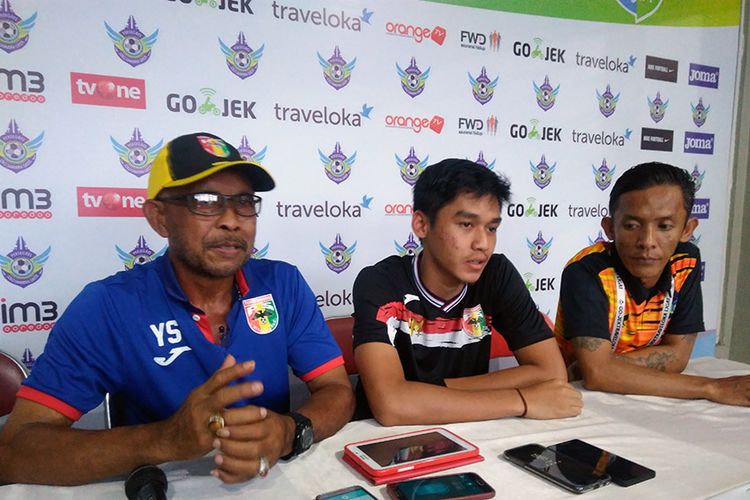 Pelatih Mitra Kukar Yudi Suryata (kiri) dan Septian David Maulana (tengah), selepas laga menghadapi Persegres Gresik United.