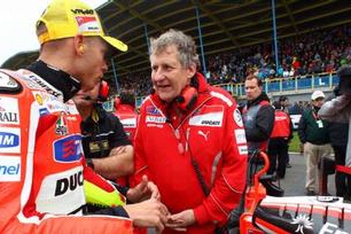 Pebalap Ducati, Valentino Rossi (kiri) dan bos kru, Jerry Burgess.