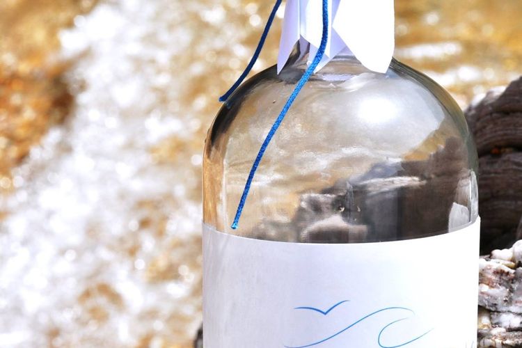 Produk berupa botol kaca yang berisi udara segar dari pantai di Inggris dari perusahaan Coast Capture Air