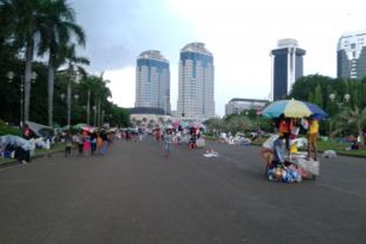 Para pedagang kaki lima (PKL) yang masuk ke area kawasan tugu Monumen Nasional, Jakarta, Jumat (18/4/2014)