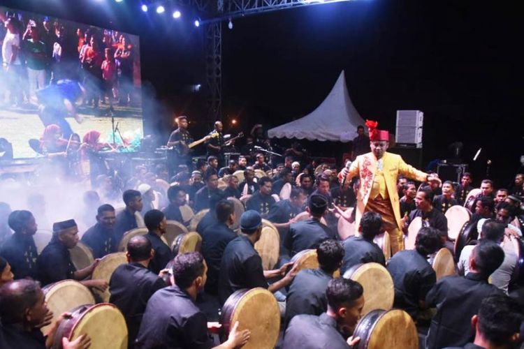 Penyanyi Joel Pase berkolaborasi dengan penabuh rapai dalam pembukaan Aceh International Rapai Festival (ACIRAF) 2018 di Stadion Tunas Bangsa, Kota Lhokseumawe, Senin (5/11/2018) malam