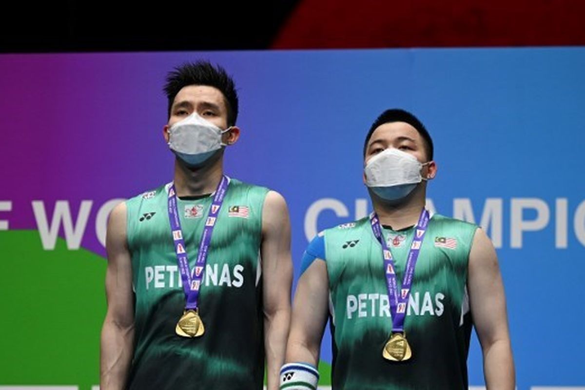 Ganda putra Malaysia, Aaron Chia/Soh Wooi Yik, berdiri di podium juara BWF World Championship 2022, Minggu (28/8/2022). Chia/Soh menjadi juara setelah mengalahkan ganda putra Indonesia, Mohammad Ahsan/Hendra Setiawan di partai final BWF World Championship atau Kejuaraan Dunia 2022.