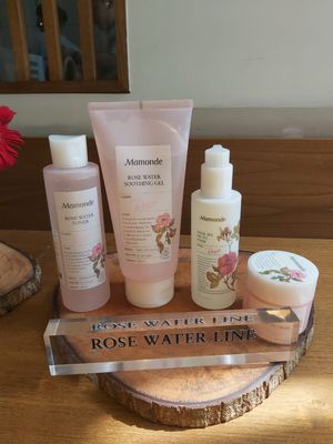 Rangkaian produk perawatan kulit yang mengandung ekstrak Bulgarian Damask Rose dari Mamonde.