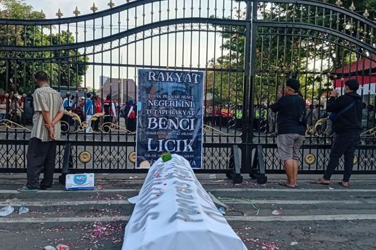 Massa unjuk rasa sudah menyiapkan perlengkapan demonstrasi berupa keranda jenazah yang bertuliskan Keranda Penipu di depan pintu gerbang Kantor Bupati Pati, Rabu (13/8/2025) pagi. Diperkirakan ada 100 ribuan massa yang terjun dalam aksi unjuk rasa di Alun-Alun Kabupaten Pati.
