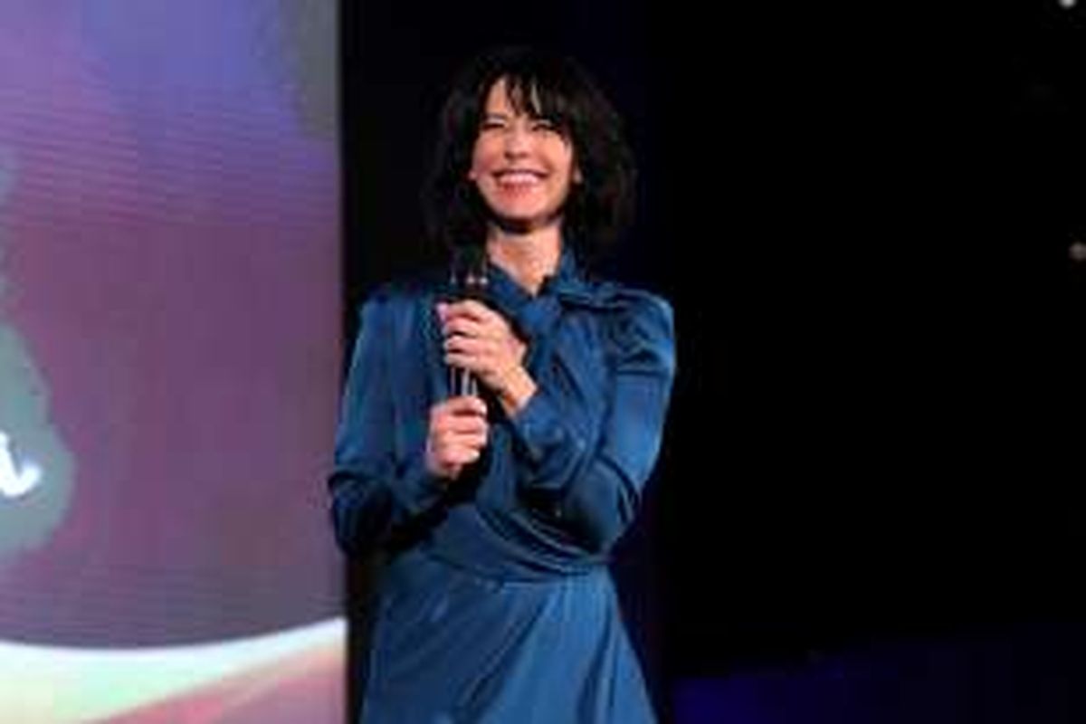 Aktris Sophie Marceau saat tampil pada acara Gala Dinner Good France di Hotel Raffles Jakarta, Minggu (20/3/2016). Acara ini juga menampilkan peragaan busana karya Poppy Darsono.