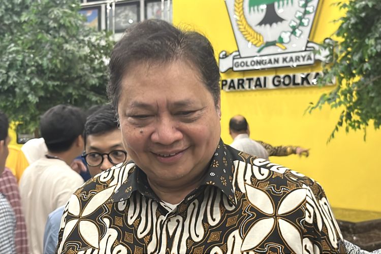 Ketua Umum (Ketum) Dewan Pimpinan Pusat (DPP) Partai Golkar Airlangga Hartarto  saat ditemui di kantor DPP Golkar, Slipi, Jakarta Barat, Kamis (9/11/2023).