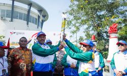 Pj Gubernur Jateng Lepas Kirab Obor Peparnas di Api Abadi Mrapen 