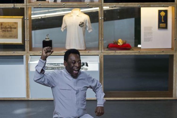 Legenda sepak bola Brasil, Edson Arantes do Nascimento alias Pele, berfoto dalam acara pembukaan Museum Pele, di Santos, sekitar 70 km dari Sao Paolo, pada 15 Juni 2014. Museum Pele dibangun di area seluas 4.134 meter persegi dan dengan biaya 20 juta dollar AS.