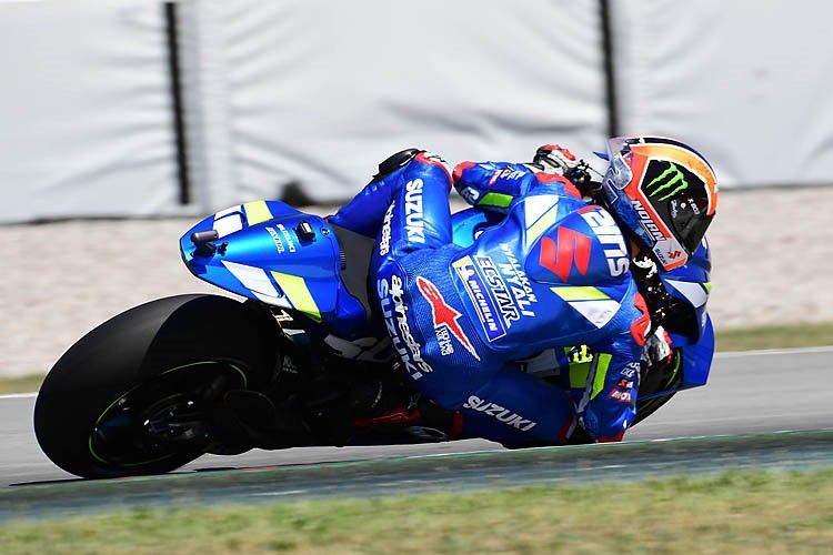 Alex Rins menguji sasis baru Suzuki GSX-RR pada sesi tes resmi di sirkuit Catalunya, Spanyol.