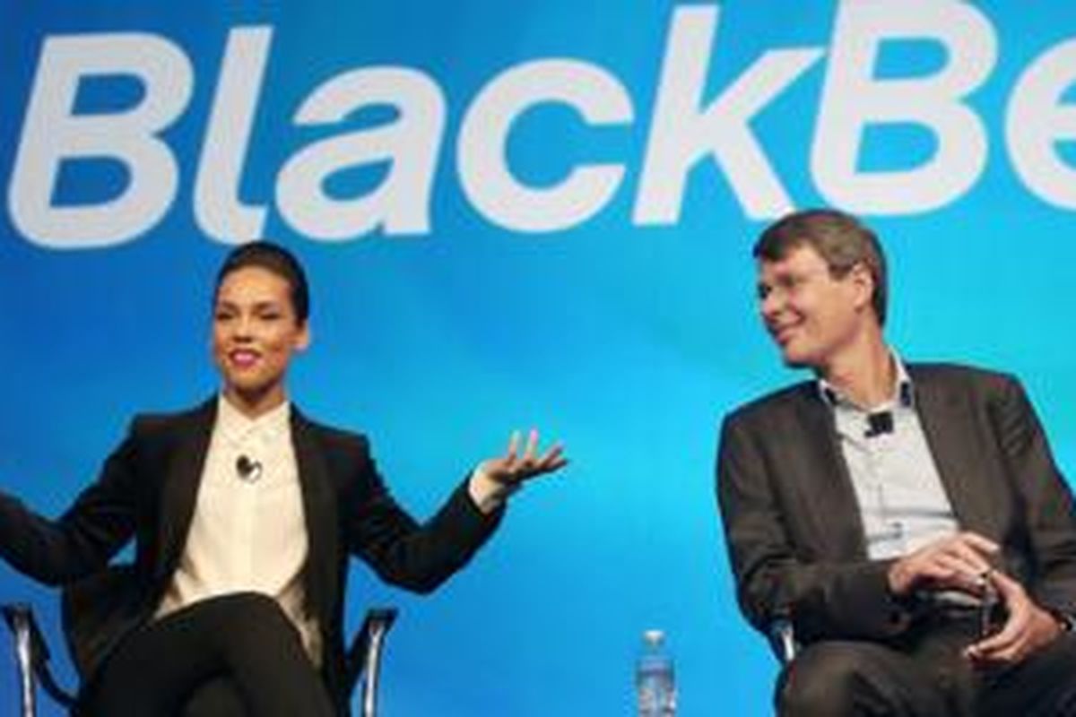 Alicia Keys (kiri) bersama mantan CEO BlackBerry Thorsten Heins ketika ditunjuk menjadi Direktur Kreatif Global BlackBerry dalam acara peluncuran BlackBerry 10, New York, 30 Januari 2013