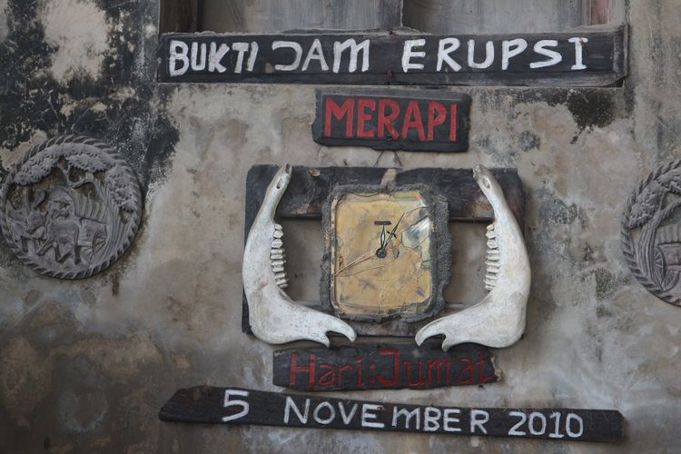 Jam dinding yang meleleh akibat erupsi Gunung Merapi pada 5 November 2010. Jam ini diabadikan di Museum Sisa Hartaku (House of Memory). Gambar diambil pada 24 Agustus 2019.
