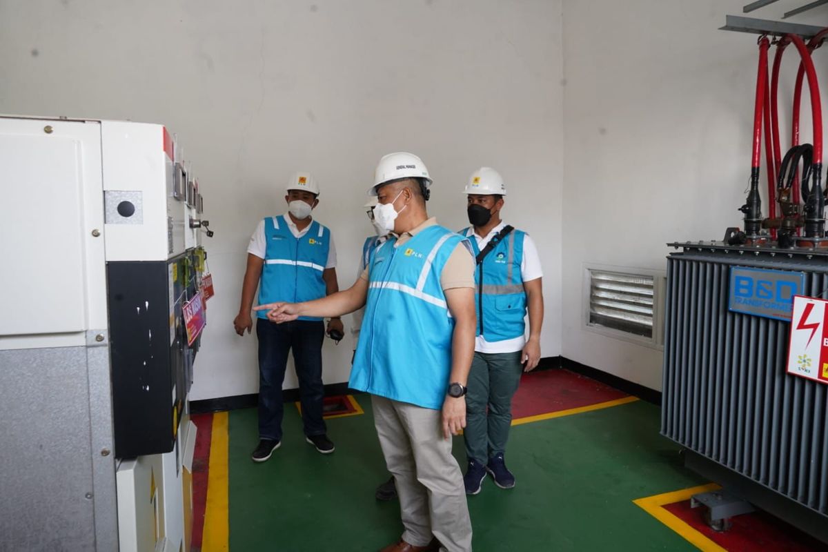 General Manager PLN Unit Induk Distribusi Jakarta Raya Doddy B Pangaribuan mengecek pasokan listrik ramah lingkungan untuk persiapan ajang internasional Formula E, di Jakarta. 
