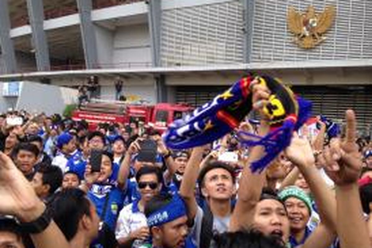 Fans Persib Bandung atau bobotoh bersorak sorai menyambut kedatangan Gubernur DKI Jakarta Basuki Tjahaja Purnama di Stadion Utama Gelora Bung Karno, Senayan, Minggu (18/10/2015) sore.
