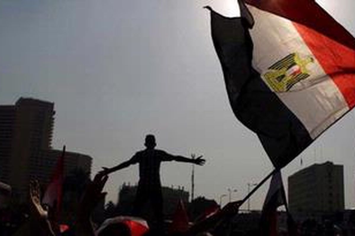 Pendukung Muhammed Mursi, calon presiden dari Ikhwanul Muslimin, merayakan di alun-aluh Tahrir, Kairo, Selasa (19/6/2012), sehari setelah gerakan itu mengklaim kemenangan dalam pemilihan presiden. 