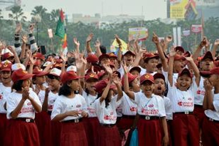 Eka Hospital bersama PT Unilever Indonesia dan berbagai pihak memecahkan rekor MURI kategori CTPS Siswa SD Terbanyak, melibatkan lebih dari 15.000 siswa SD, berlangsung Sabtu, 28/9/2013 di Lapangan BSD, Tangerang.