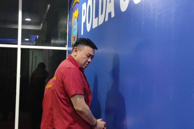 Tampang Joe Frisco Johan (36) warga sekaligus pengusaha di Kota Pematangsiantar yang membunuh Mutia Pratiwi, mayat perempuan yang dibuang pakai tas plastik di Brastagi, Kabupaten Karo, saat dipaparkan di Polda Sumut, Senin (28/10/2024). 