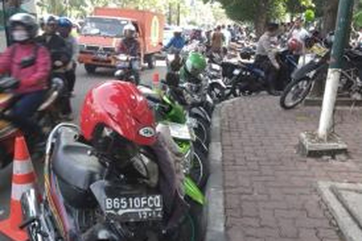 Bahu jalan di sekitar Pengadilan Tipikor, yang berlokasi di Jalan HR Rasuna Said, Jakarta Selatan, pun, menjadi lahan parkir dadakan, Jumat (9/5/2014). 
