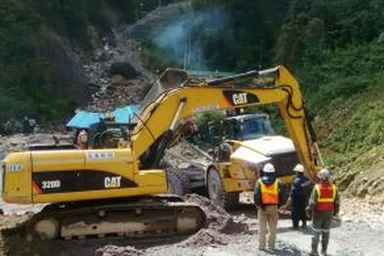 Exkavator membalikkan Truk tambang pengangkut material mengalami kecelakaan di areal PT Freeport Indonesia di Tembagapura, Distrik Tembagapura Kabupaten Mimika, Senin (1/6/2015). 