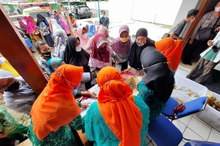 Ibu-ibu Mengambil Kupon Operasi Pasar Minyak Curah di Kalurahan Wareng, Wonosari, Gunungkidul, DI Yogyakarta Kamis (21/4/2022)
