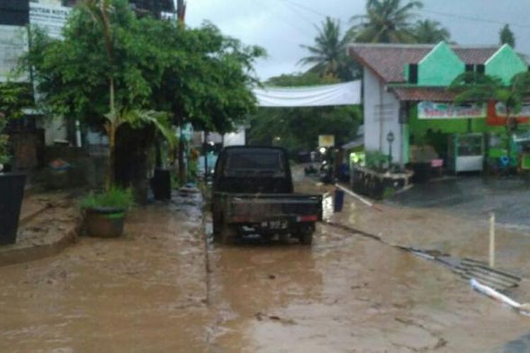 Material tanah longsor terbawa banjir di kawasan wisata religi Gunungpring, Kecamatan Muntilan, Kabupaten Magelang, Jawa Tengah, Rabu (1/3/2017).