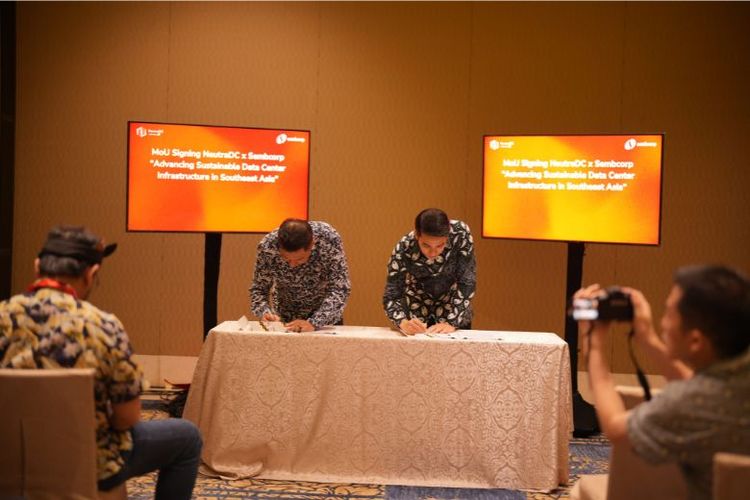 CEO NeutraDC Group, Andreuw Th.A.F. (kiri), dan COO Integrated Urban Solutions Sembcorp, Gareth Wong (kanan) menandatangani MoU terkait pengembangan infrastruktur data center berkelanjutan di Asia Tenggara, Senin, 25 Agustus 2025.