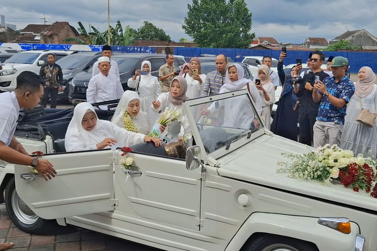 Megawati datang ke lokasi akad nikah dengan mobil.volkswagen putih