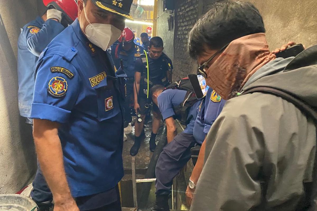 Pemadam kebakaran tengah mencoba mengevakuasi korban tenggelam di lubang galian kabel di Pademangan Timur, Jakarta Utara pada Rabu (14/12/2022). 