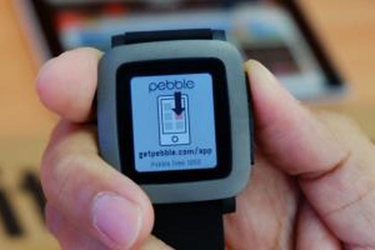 Arloji pintar Pebble Time dengan layar e-paper yang berwarna