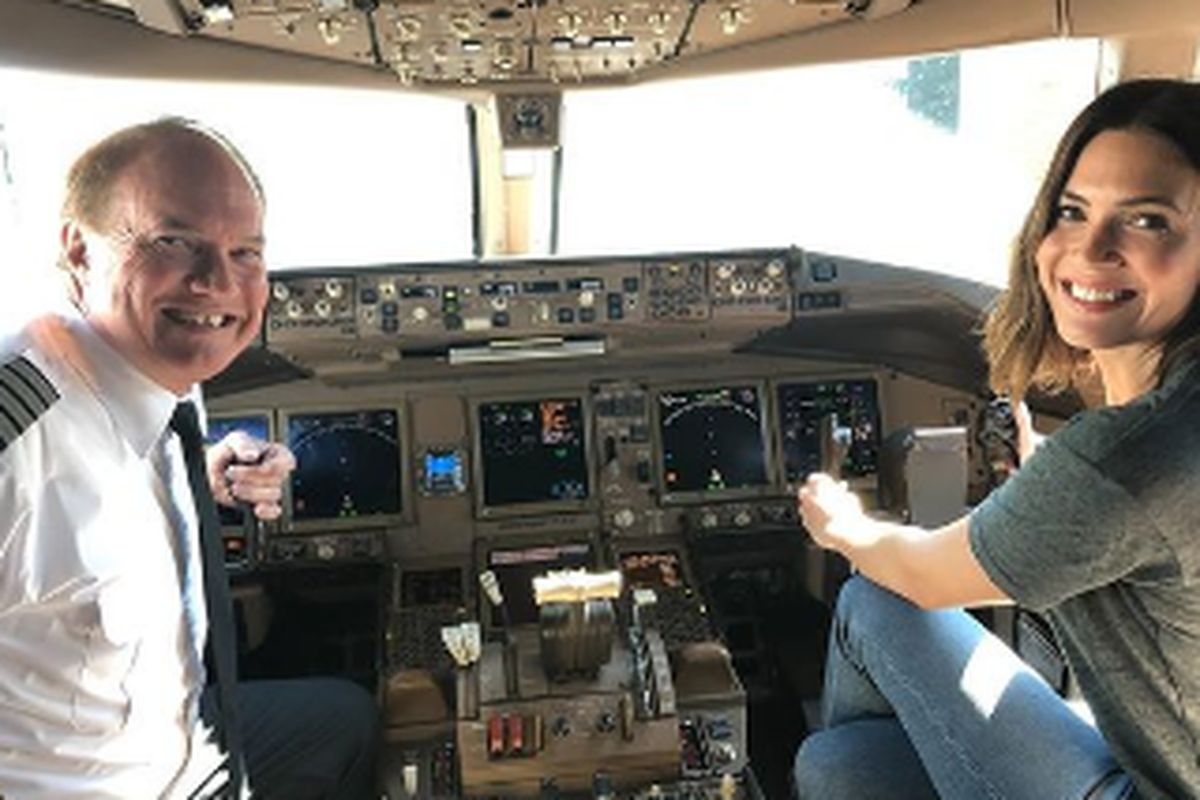 Mandy Moore bersama sang ayah dalam penerbangan terakhir sebagai pilot American Airlines.