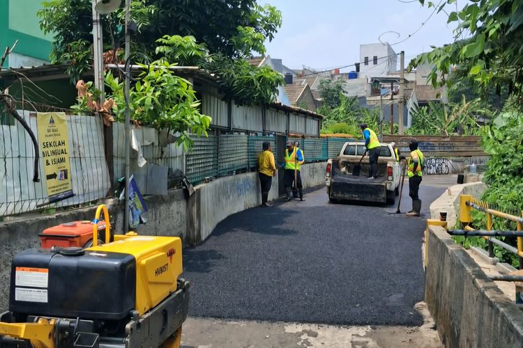 Jalan 2000 Depok Ditutup Sementara untuk Pengaspalan
