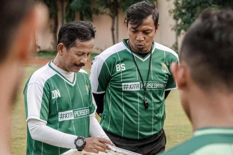 Pelatih Persebaya Djadjang Nurdjaman dan asisten pelatih Persebaya Bejo Sugiantoro memberi arahan kepada pemain Persebaya dalam latihan di Lapangan Polda Jatim, Surabaya pada Kamis (14/2/2019)