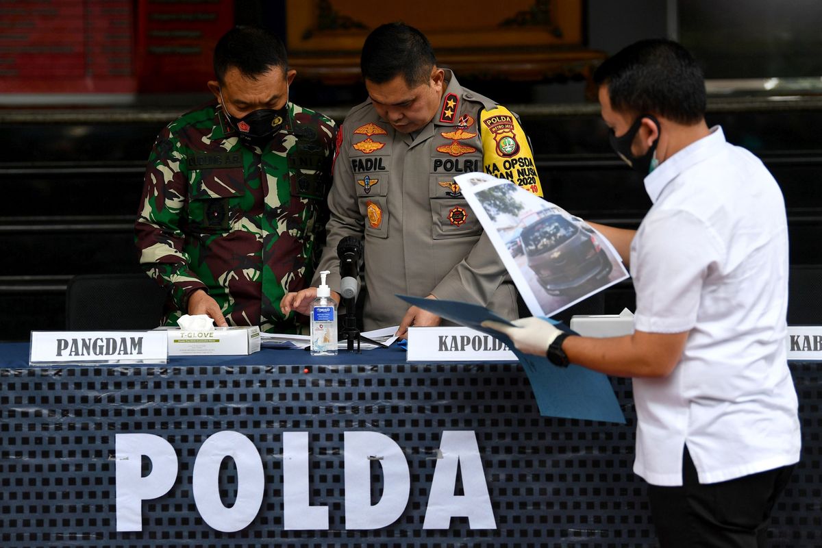 Kapolda Metro Jaya Irjen Pol Fadil Imran (kanan) bersama Pangdam Jaya Mayjen TNI Dudung Abdurachman memeriksa barang bukti terkait penyerangan Polisi di Polda Metro Jaya, Jakarta, Senin (7/12/2020). Kapolda mengungkapkan telah terjadi penyerangan pada Senin (7/12/2020) pukul 00.30 WIB di Jalan Tol Jakarta-Cikampek kilometer 50 terhadap anggota Polri yang bertugas menyelidiki informasi rencana pengerahan kelompok massa untuk mengawal pemeriksaan Rizieq Shihab, sebanyak enam dari sepuluh orang yang diduga pengikut Rizieq Shihab tewas ditembak oleh polisi karena melakukan perlawanan dengan senjata api.