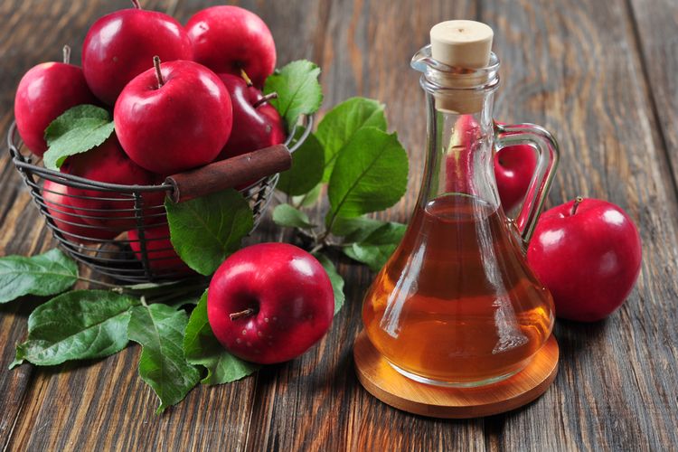 Penggunaan sari cuka apel dikatikan dengan berbagai manfaat kesehatan, termasuk sering digunakan sebagai salah satu cara menghilangkan ketombe secara alami.