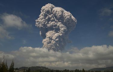 Gunung Sinabung menyemburkan material vulkanik ketika erupsi, di Karo, Sumatera Utara, Senin (19/2/2018). Gunung Sinabung kembali erupsi besar Senin ini, status gunung berada di level IV atau awas disertai gempa kecil yang terasa di sekitar Sinabung, dari catatan pos pemantau gempa terjadi sekitar 607 detik.