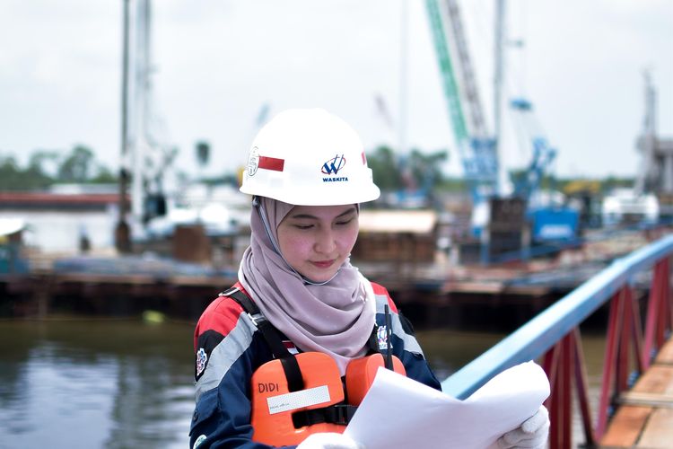 Pekerja lapangan Humas Waskita Karya.