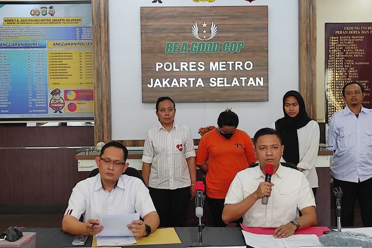 Kasat Reskrim Polres Metro Jakarta Selatan AKBP Bintoro (kiri) dan Wakasat Reskrim Polres Metro Jakarta Selatan Kompol Henrikus Yossi (kanan) saat merilis kasus eksploitasi anak di bawah umur ACA (17) oleh muncikari berinisial JL (30), Selasa (10/10/2023).