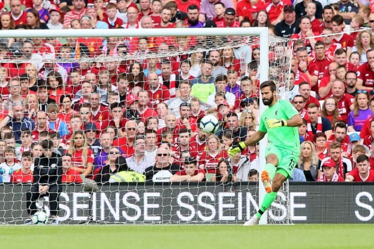 Alisson Becker menjalani debut bersama Liverpool pada laga uji coba melawan Napoli di Stadion Aviva, Dublin, 4 Agustus 2018. 