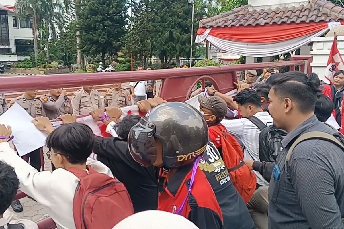 Massa GMNI menggoyang pagar Kantor Walikota Medan saat berunjuk rasa, Kamis (22/8/2024)