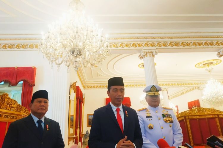 Presiden Joko Widodo memberikan keterangan pers bersama Menteri Pertahanan Prabowo Subianto dan Panglima TNI Laksamana Yudo Margono di Istana Negara, Senin (19/12/2022).