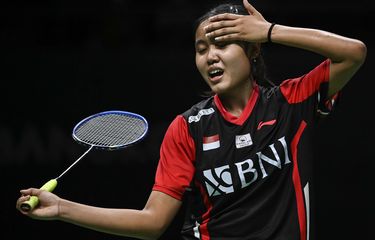 Ekspresi pebulutangkis tunggal putri Indonesia Bilqis Prasista usai gagal mengembalikan kok ke arah lawannya pebulu tangkis tunggal putri Cina He Bing Jiao dalam pertandingan babak perempat final Piala Uber 2022 di Impact Arena, Bangkok, Thailand, Kamis (12/5/2022). Tim Uber Indonesia kalah dengen skor 0-3 dari Cina dan tersingkir dari kompetisi setelah Bilqis Prasista kalah 21-19, 18-21 dan 7-21.