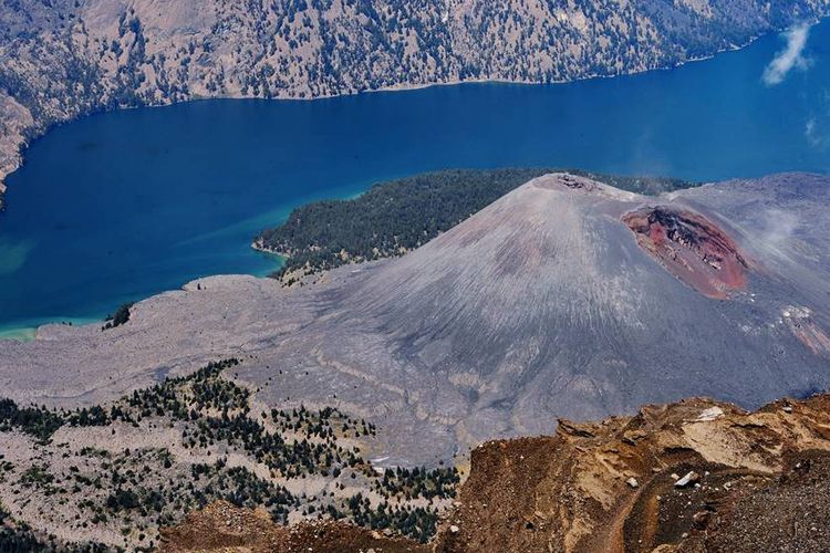 Keindahan kaldera Gunung Rinjani dengan Danau Segara Anak dan gunung anakan Barujari menjadi salah satu daya tarik wisata di Pulau Lombok, Nusa Tenggara Barat. 