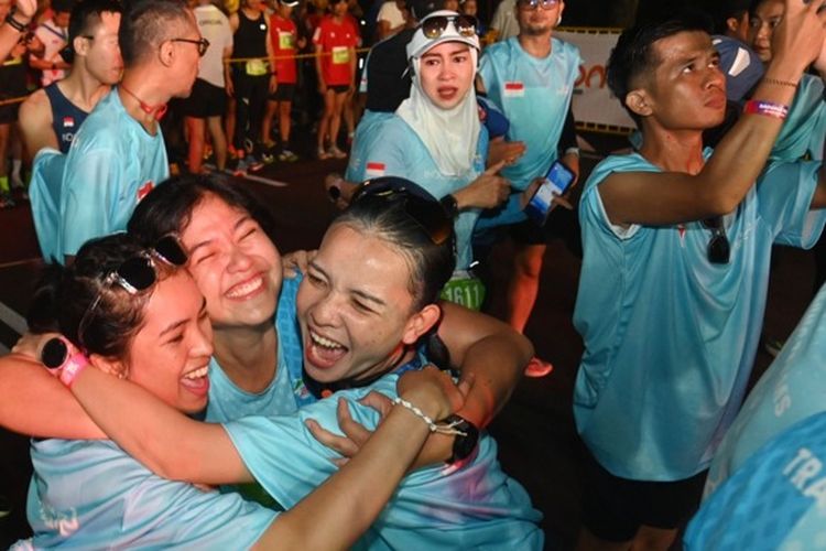 Para pelari euforia ketika menuntaskan Le Minerale Full Marathon 42 km.