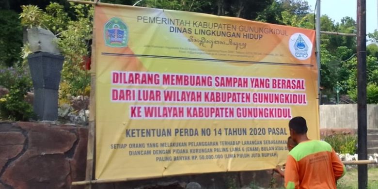 Pemasangan tulisan dilarang membuang sampah ke Gunungkidul, DI Yogyakarta.