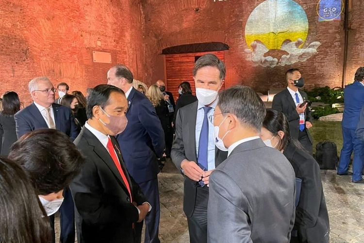 Foto Biro Pers, Media, dan Sekretariat Presiden: Presiden Joko Widodo berbincang dengan PM Belanda dan Presiden Republik Korea di sela rangkaian KTT G20 Roma, di Italia, Sabtu (30/10/2021).