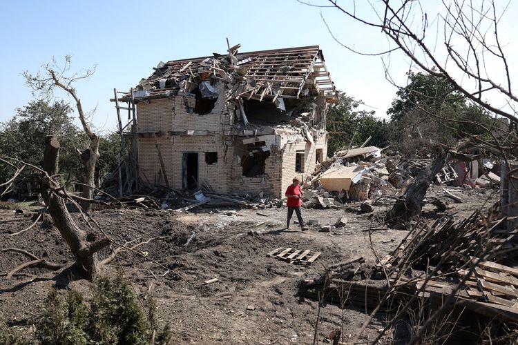 Rumah yang hancur dihantam rudal dalam perang Rusia-Ukraina di Kyiv pada Minggu (27/8/2023).