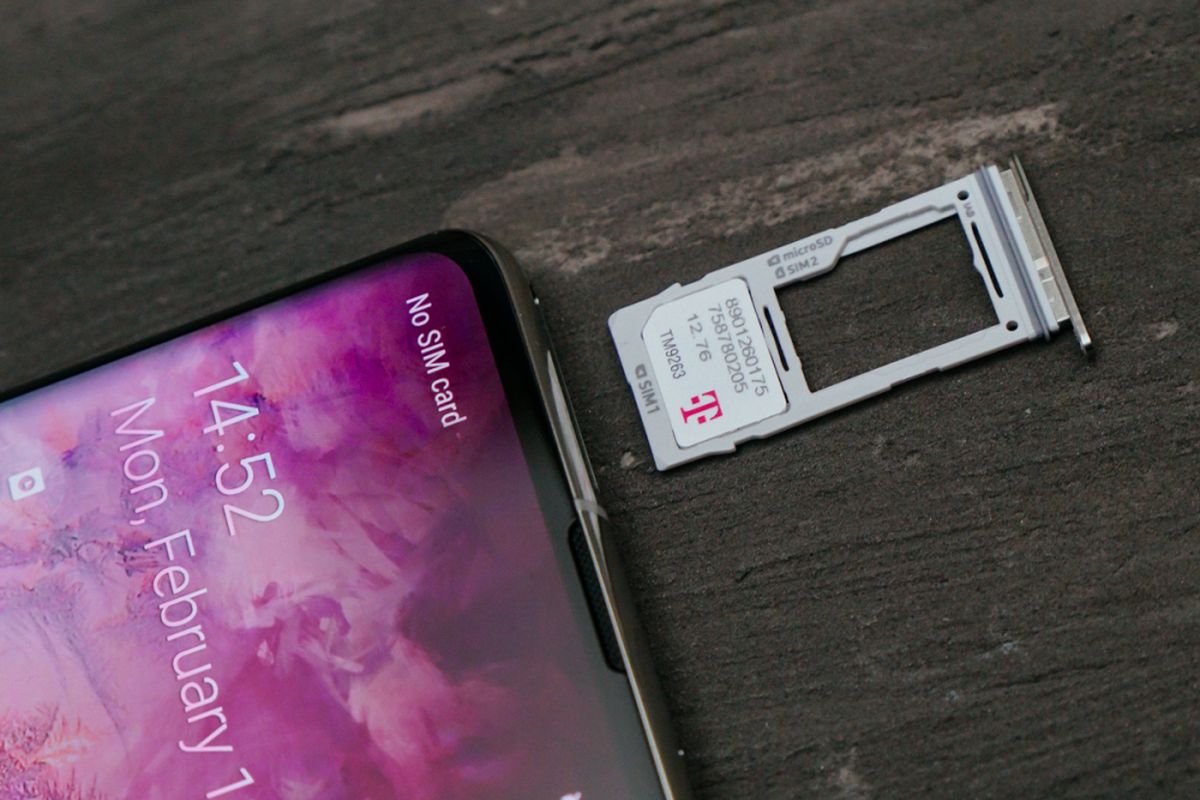 Trio Galaxy S10 meyediakan laci kartu SIM hybrid yang bisa digunakan untuk dua kartu SIM atau satu kartu SIM dan satu kartu memori micro-SD.
