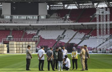 Ketua PSSI, Erick Thohir (keempat kiri) didampingi Wakil Ketua Umum PSSI Ratu Tisha Destria (kelima kiri), Wakil Ketua Umum PSSI Zainudin Amali (ketiga kiri) dan Penjabat (Pj) Gubernur DKI Jakarta Heru Budi Hartono (kelima kanan) meninjau Stadion Utama Gelora Bung Karno (SUGBK), Senayan, Jakarta, Senin (13/3/2023). Pemerintah dan PSSI meninjau stadion yang akan digunakan dalam Piala Dunia U20 Indonesia 2023 untuk mengevaluasi kekurangan-kekurangan yang sebelumnya telah disampaikan oleh FIFA. ANTARA FOTO/M Risyal Hidayat/foc.